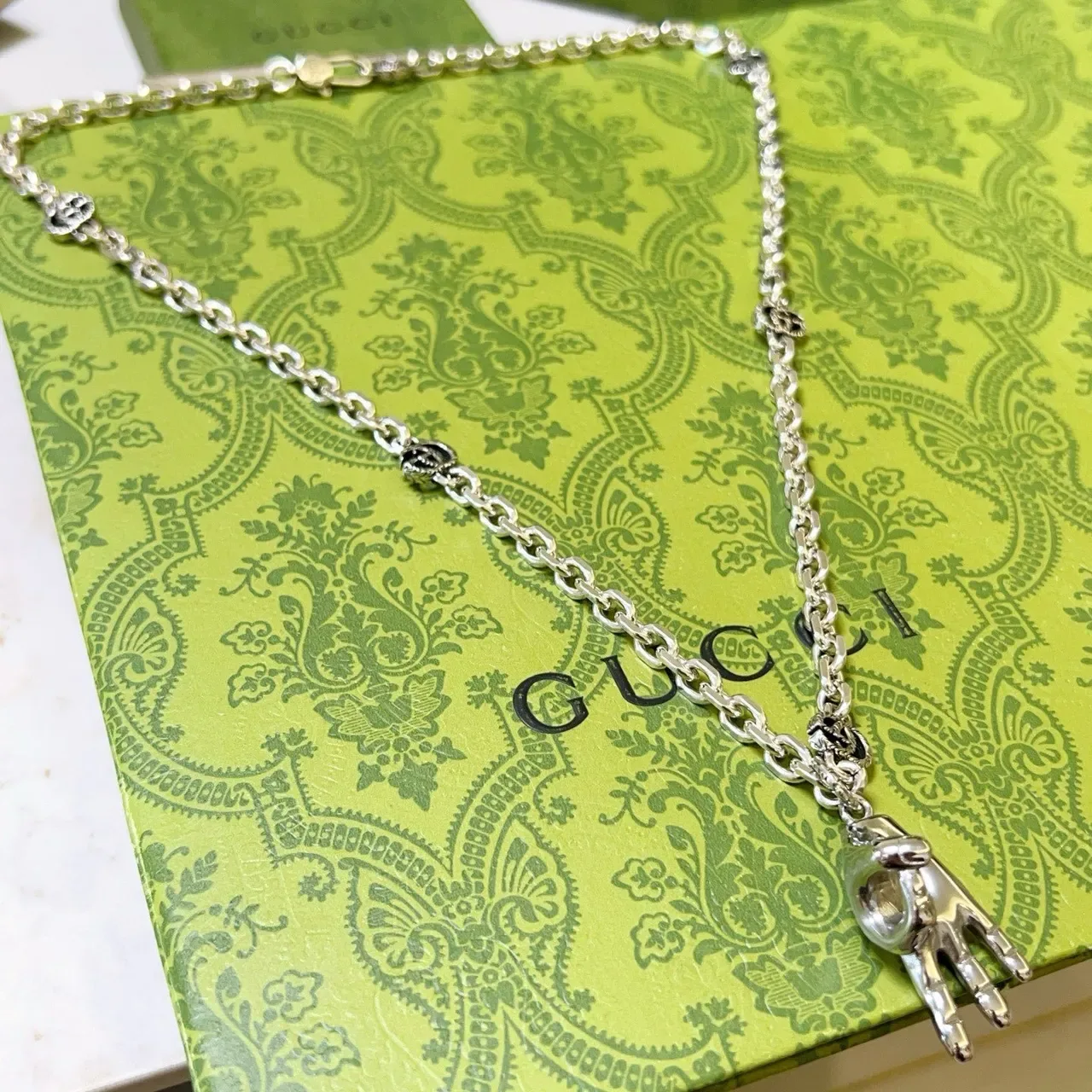 Gucci Hand Motif Silver Chunky Oval-Link Chain Pendant Necklace 8