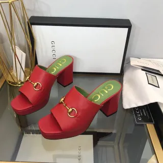 Gucci Horsebit 1955 लाल चमड़े के सोने के Horsebit हरी इनसोल स्लिपर्स