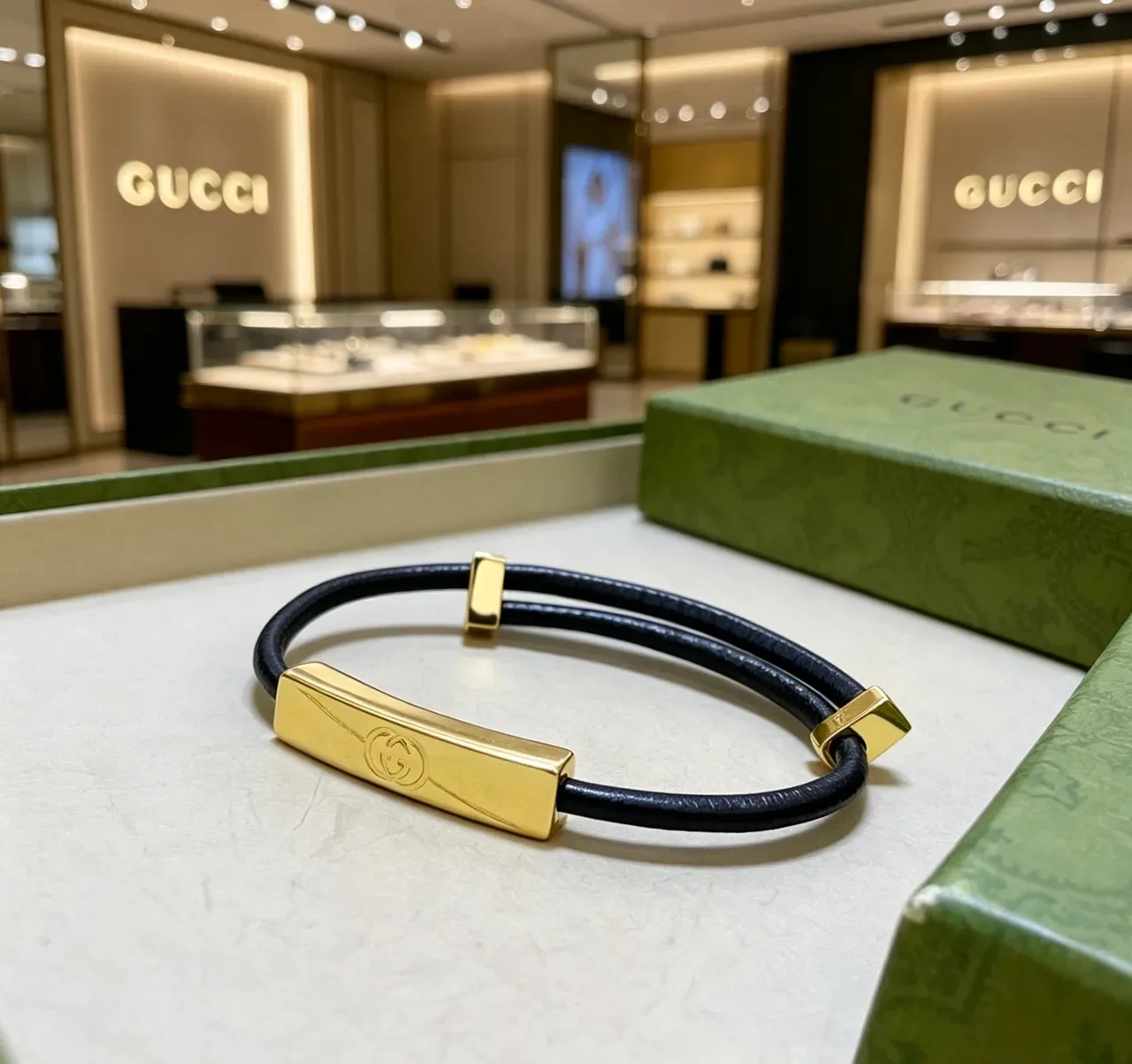 Gucci Interlocking G Black Leather and Gold-Tone Bracelet 6