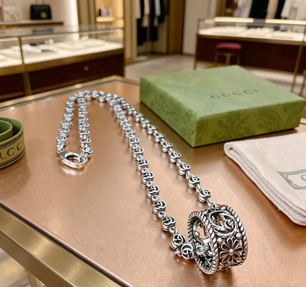 Gucci Interlocking G-Link Silver-Tone Ornate Pendant Necklace 5