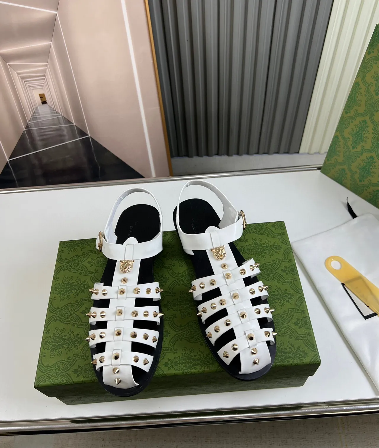 Gucci Medusa Stud সাদা সোনা বহু স্ট্র্যাপ গদেদার গ্ল্যাডিয়েটর স্যান্ডাল 2