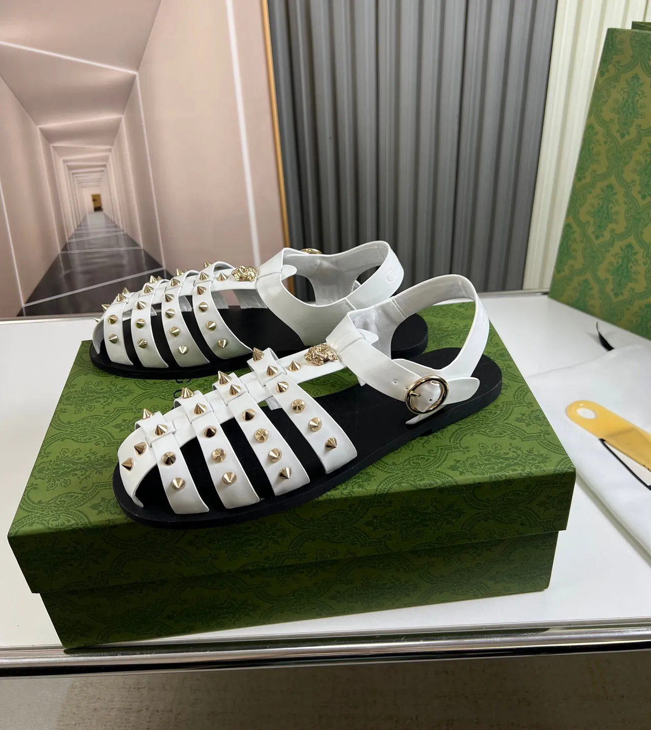 Gucci Medusa Stud সাদা সোনা বহু স্ট্র্যাপ গদেদার গ্ল্যাডিয়েটর স্যান্ডাল 3