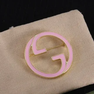 Gucci गुलाबी गोल्ड वृत्ताकार एनेमेल Interlocking G Logo ब्रोच