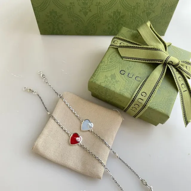 Gucci Collier avec Pendentif en Forme de Cœur Émaillé Rouge et Bleu avec Logo Interlocking G 2