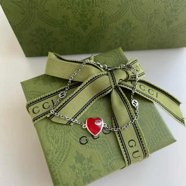 Gucci Collier avec Pendentif en Forme de Cœur Émaillé Rouge et Bleu avec Logo Interlocking G 3