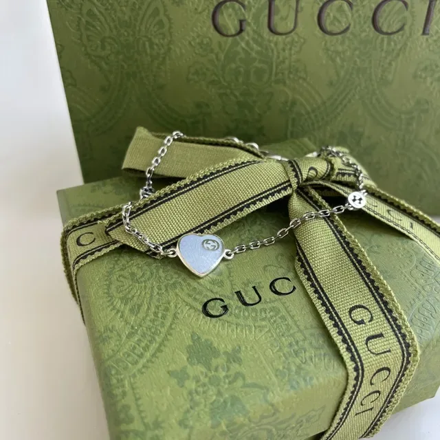Gucci Collier avec Pendentif en Forme de Cœur Émaillé Rouge et Bleu avec Logo Interlocking G 4