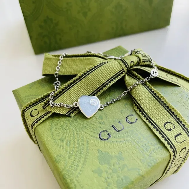 Gucci Collier avec Pendentif en Forme de Cœur Émaillé Rouge et Bleu avec Logo Interlocking G 5