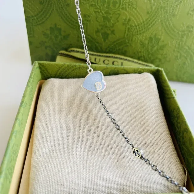 Gucci Collier avec Pendentif en Forme de Cœur Émaillé Rouge et Bleu avec Logo Interlocking G 6