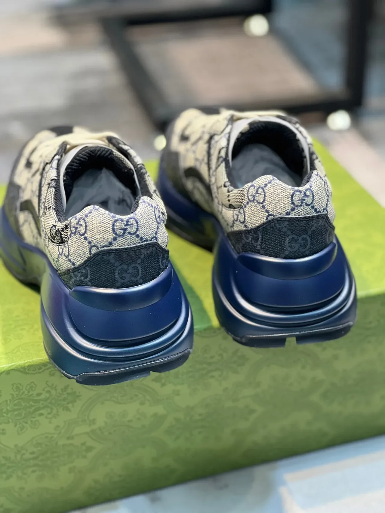 Tênis chunky Gucci Rhyton bege e navy 2