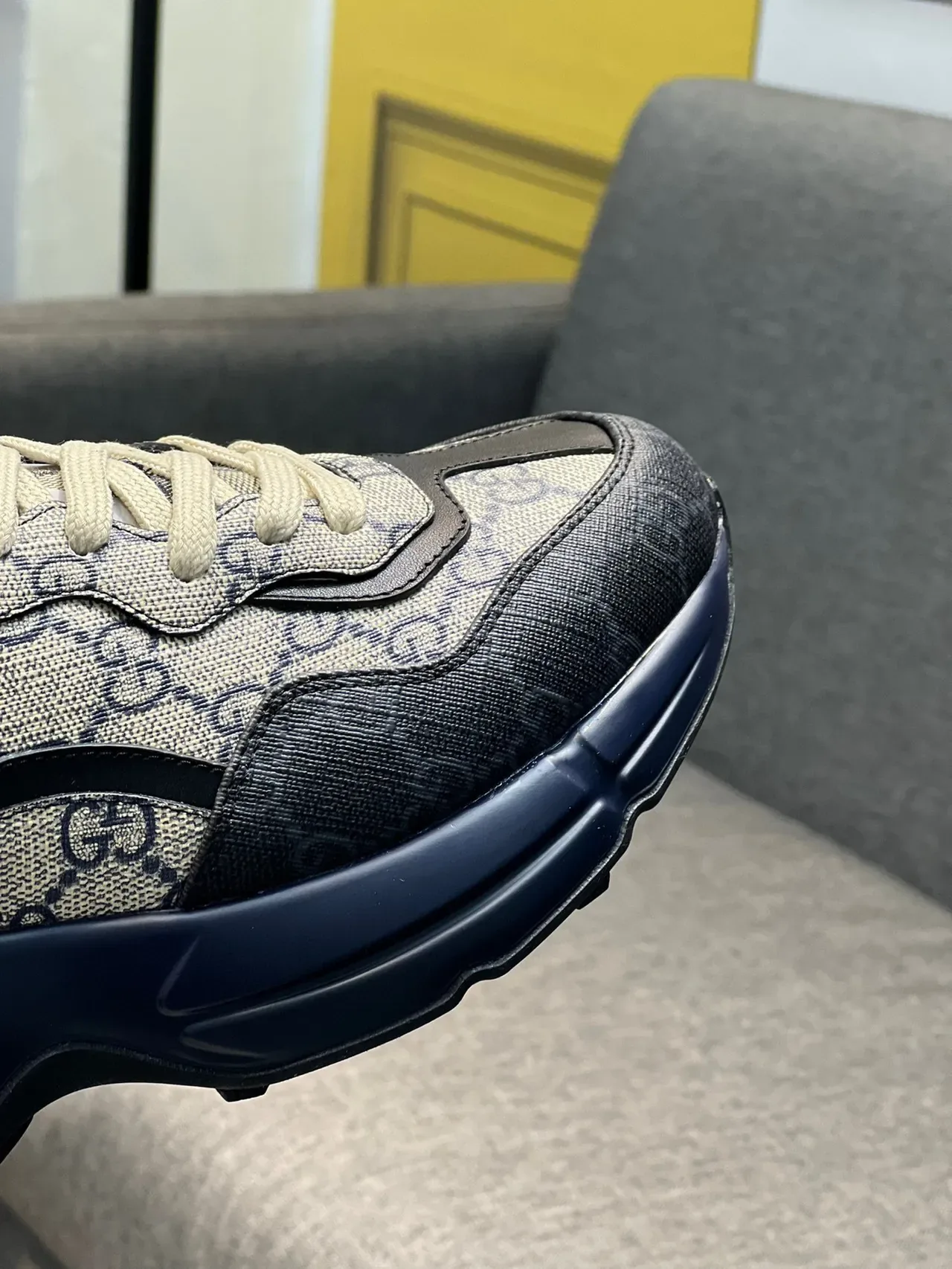 Tênis chunky Gucci Rhyton bege e navy 3
