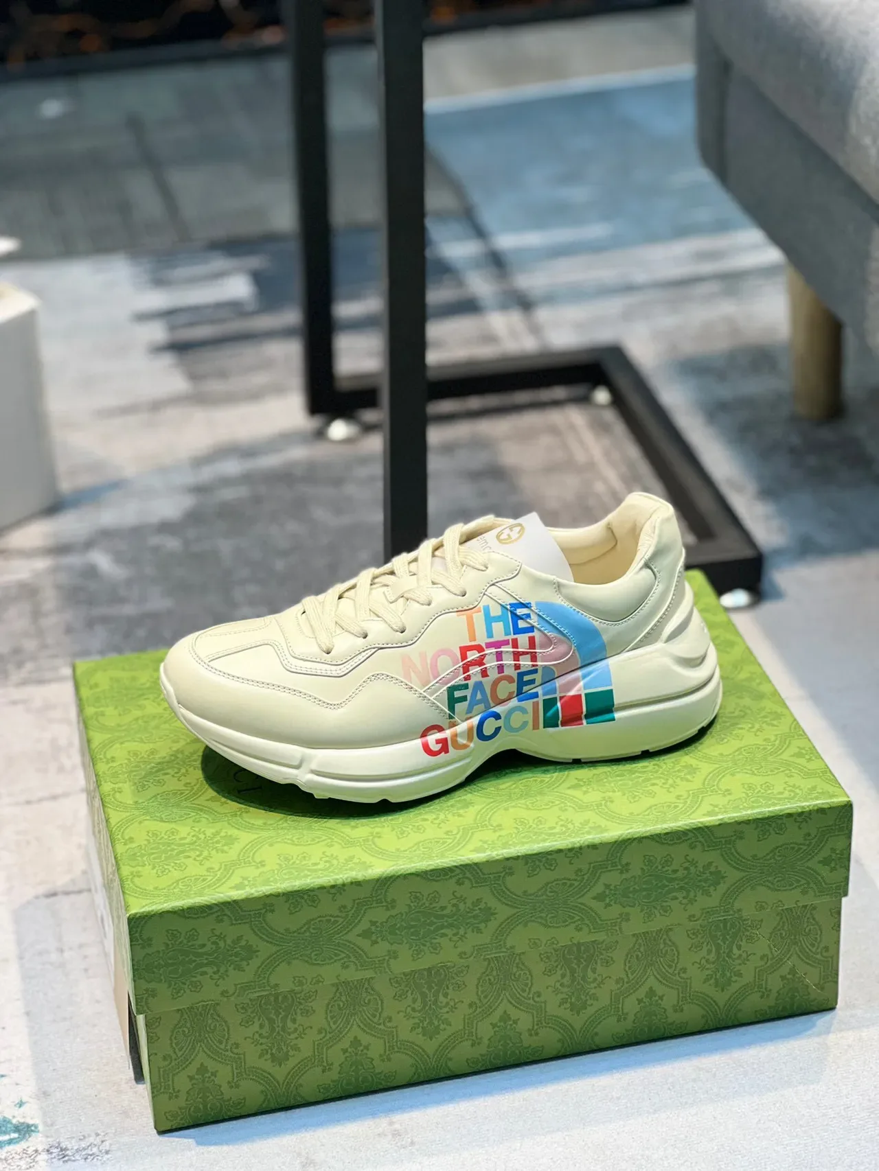Gucci Rhyton حذاء رياضي جلدي كاجوال كبير متعدد الألوان مع تصميم جرافيكي 1