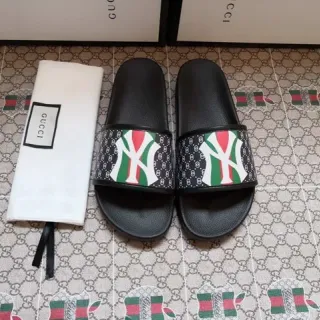 Gucci Screener NY Yankees Logo काली चप्पल