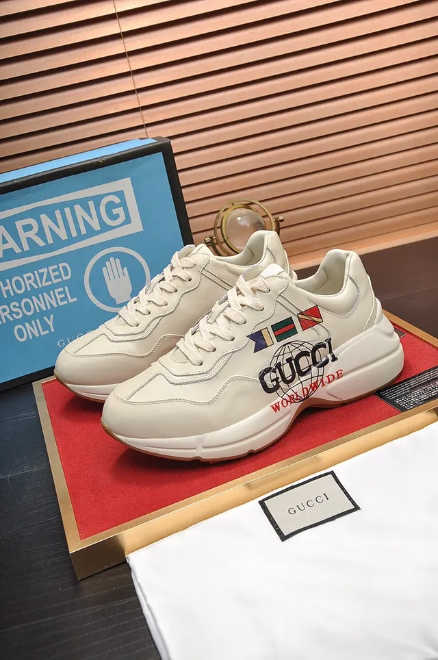 Gucci Screener Off-White Globe et Drapeaux Chunky Sneakers 4