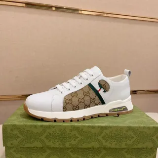 Gucci Screener أبيض وبيج GG كانفاس سنايكرز لايف ستايل