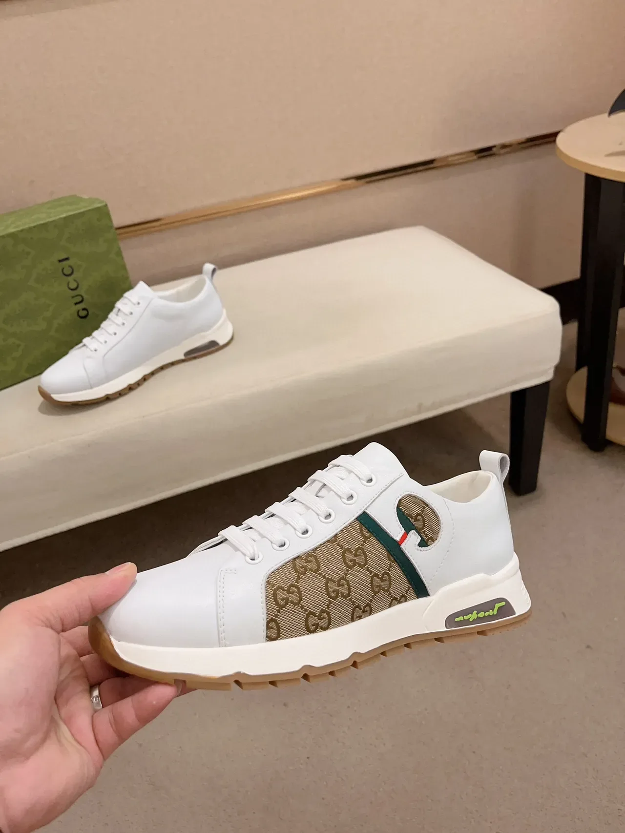 Gucci Screener Blanc et Beige GG Canvas Lifestyle Sneakers 3