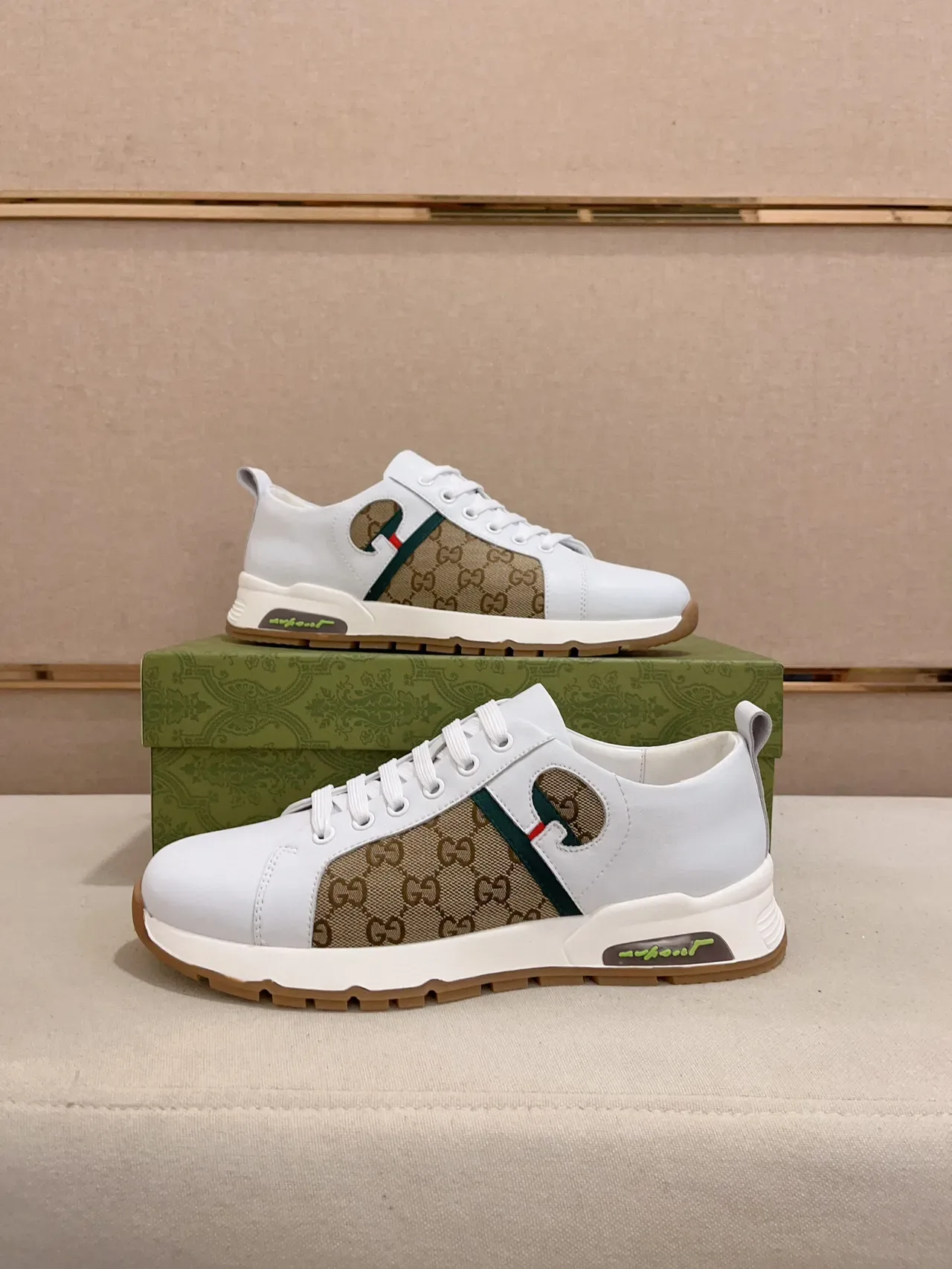 Gucci Screener Blanc et Beige GG Canvas Lifestyle Sneakers 7