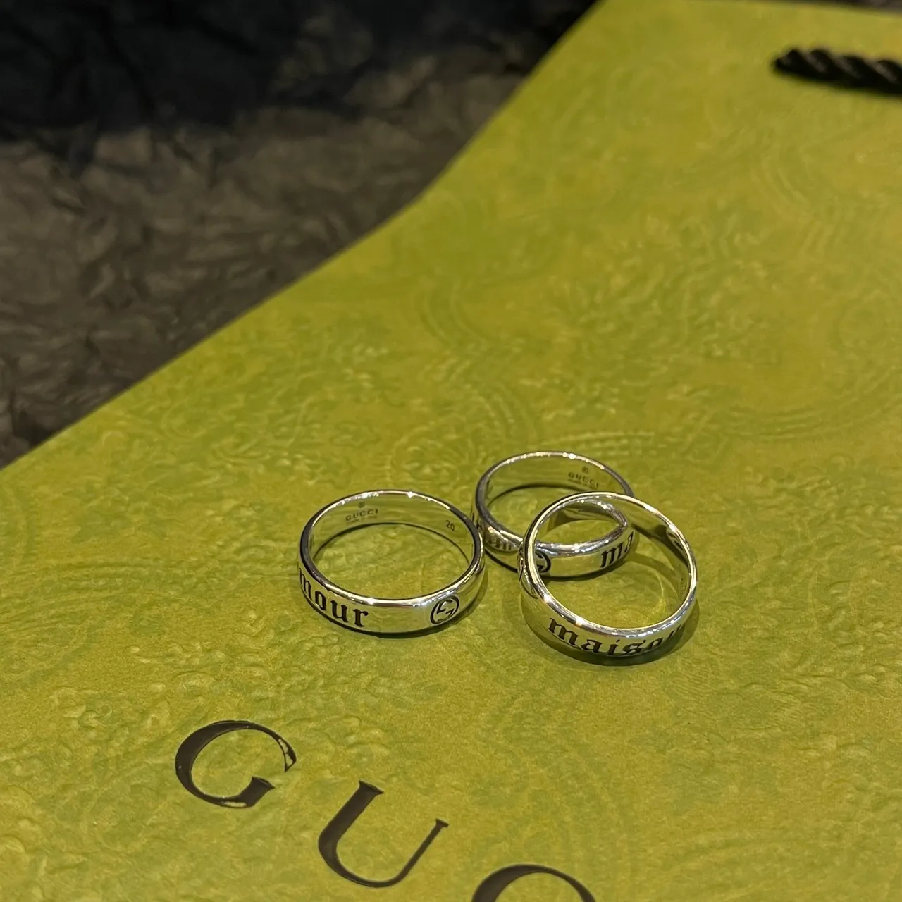 Gucci Script Interlocking G খোদাই করা রূপালী টোন আংটি 4