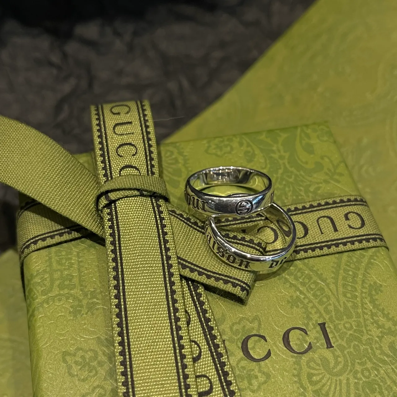 Gucci Script Interlocking G খোদাই করা রূপালী টোন আংটি 5