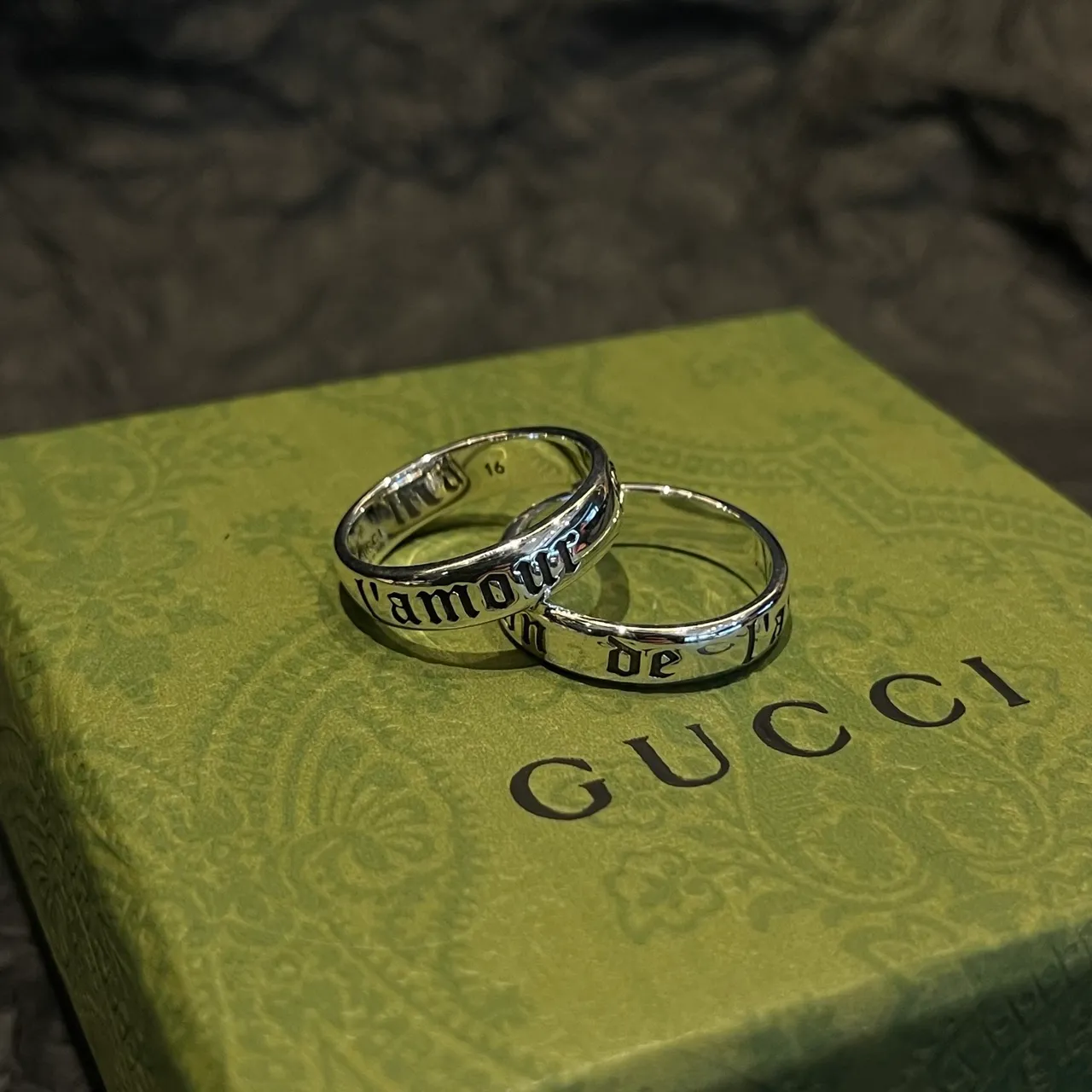Gucci Script Interlocking G খোদাই করা রূপালী টোন আংটি 8