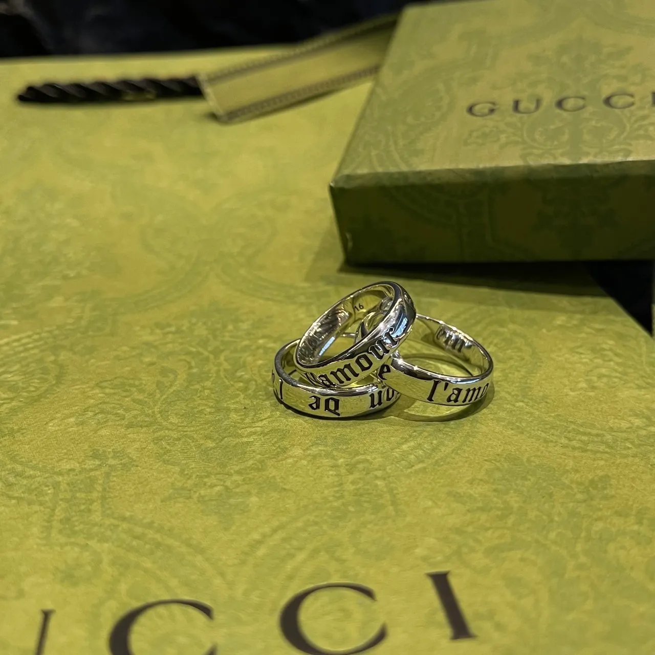 Gucci Script Interlocking G খোদাই করা রূপালী টোন আংটি 9