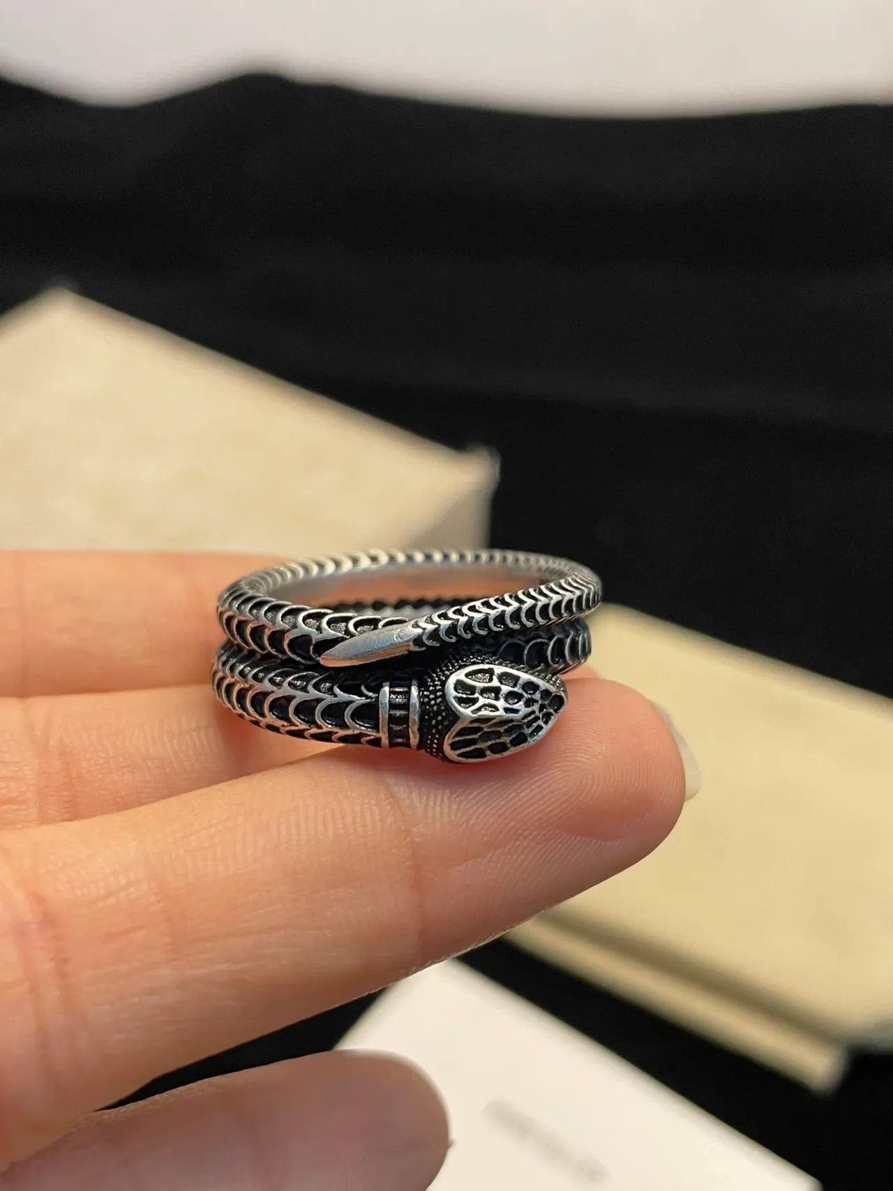 Gucci Serpent Silver Black Coiled Textured Scale Pattern Ring 6
