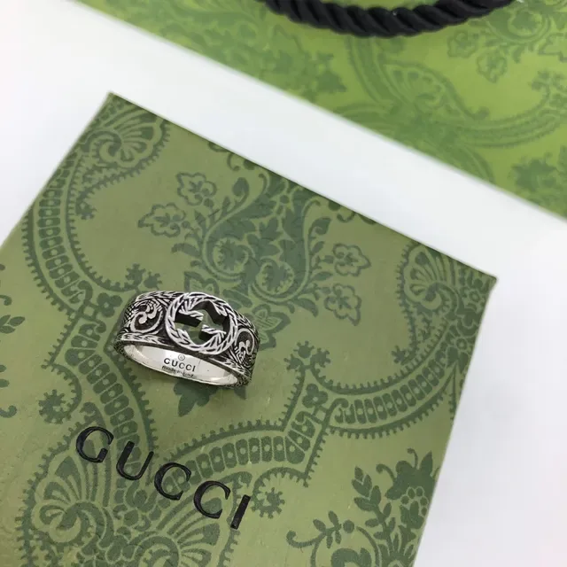 Gucci Anel Prata Preto Ornado Gravado com Faixa Facetada Pedra Central Escura 2