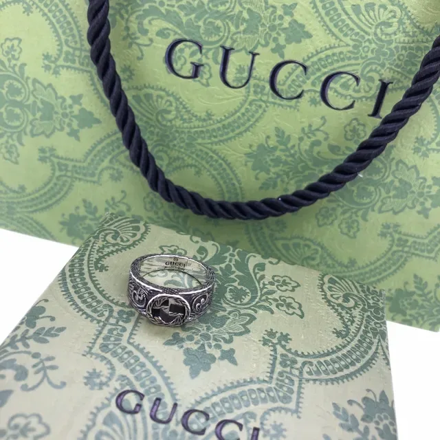 Gucci Anel Prata Preto Ornado Gravado com Faixa Facetada Pedra Central Escura 3