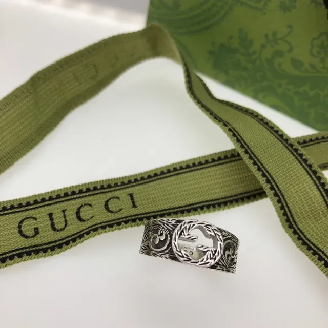 Gucci Anel Prata Preto Ornado Gravado com Faixa Facetada Pedra Central Escura 4