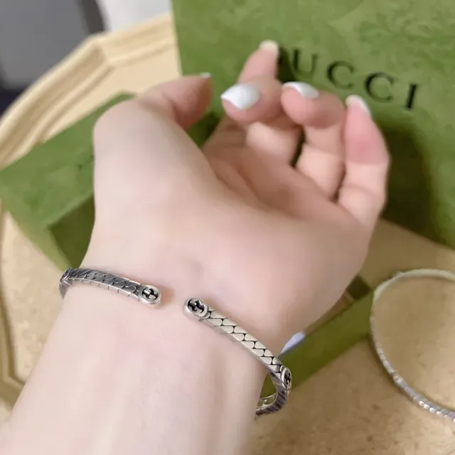 Gucci Silver Green Scale-Textured Interlocking G Hardware Bracelet 2