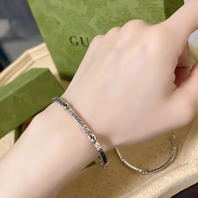 Gucci Silver Green Scale-Textured Interlocking G Hardware Bracelet 3