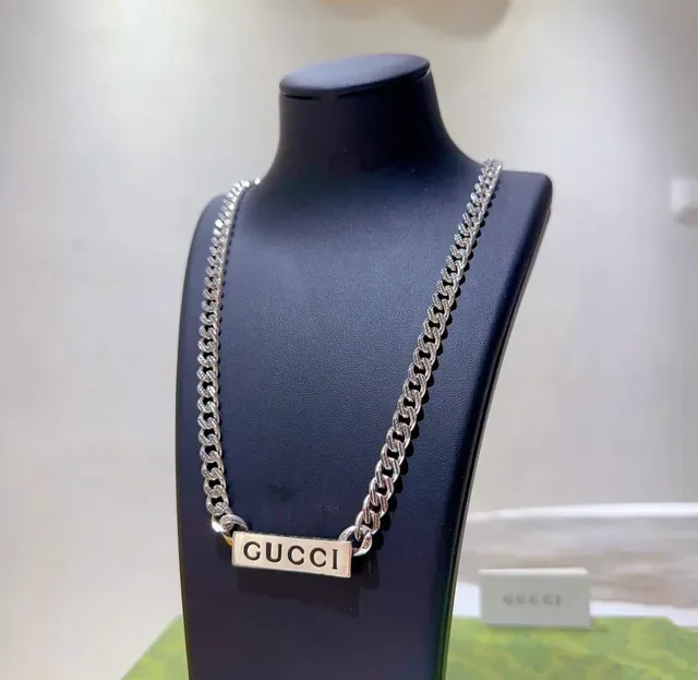 Gucci Silver Green Thick Curb Chain Rectangular Logo Plaque Pendant Necklace 4