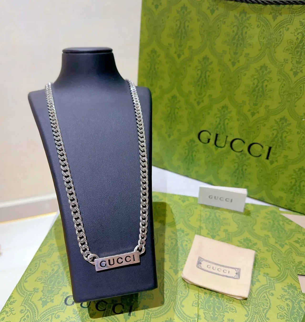 Gucci Silver Green Thick Curb Chain Rectangular Logo Plaque Pendant Necklace 8