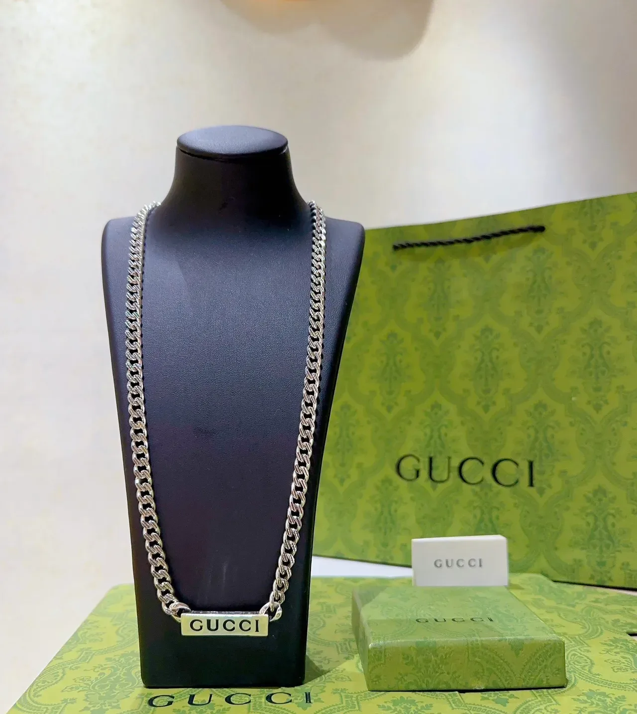 Gucci Silver Green Thick Curb Chain Rectangular Logo Plaque Pendant Necklace 9