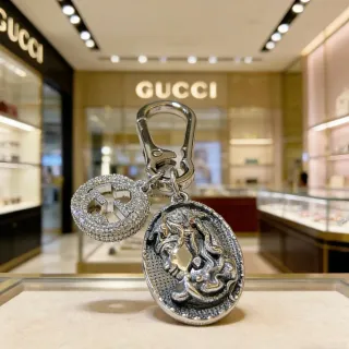 Gucci Silver Sculpted Lion Medallion Pavé Crystal-Encrusted Interlocking G Bracelet