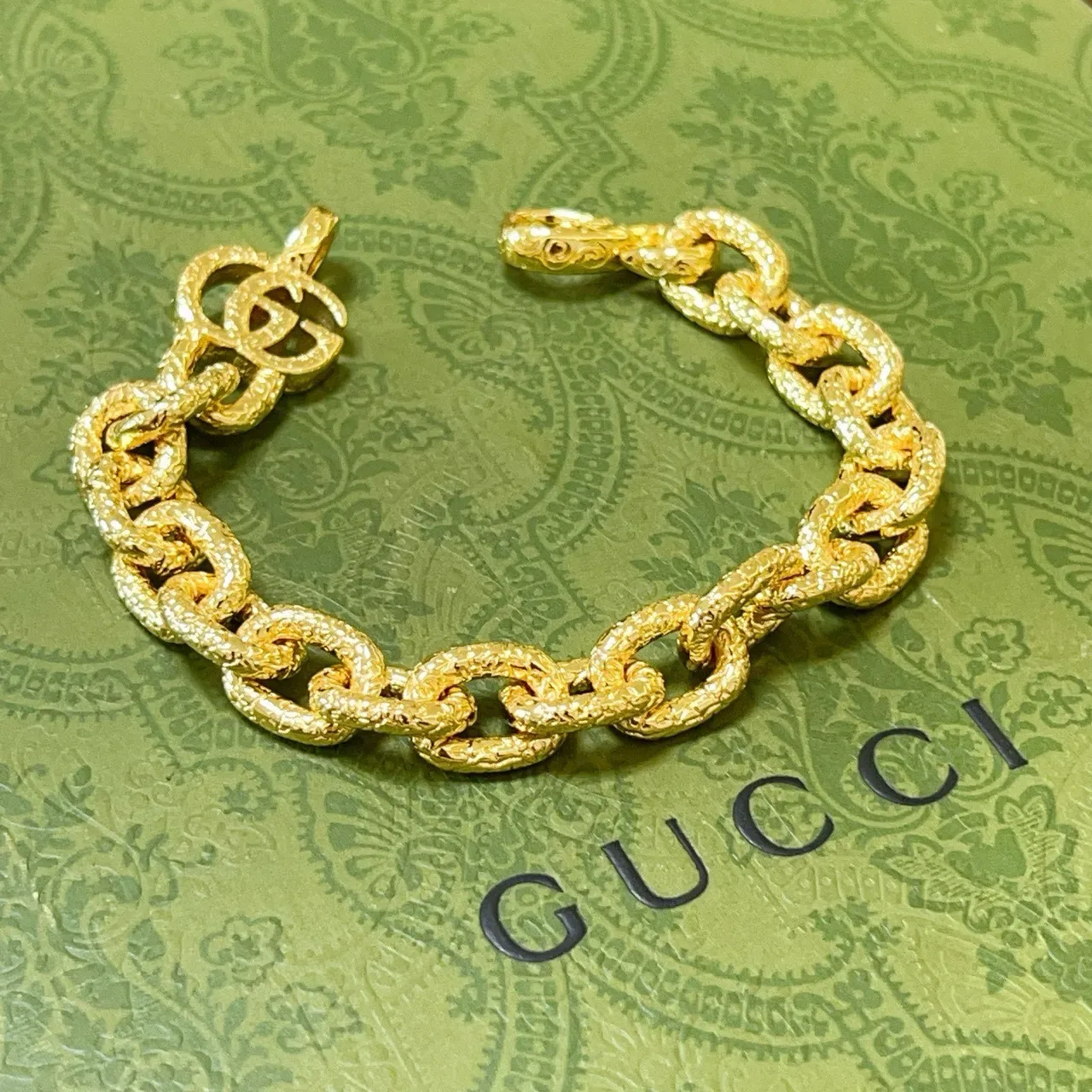 Gucci Textured Oval Link Gold Bracelet 2