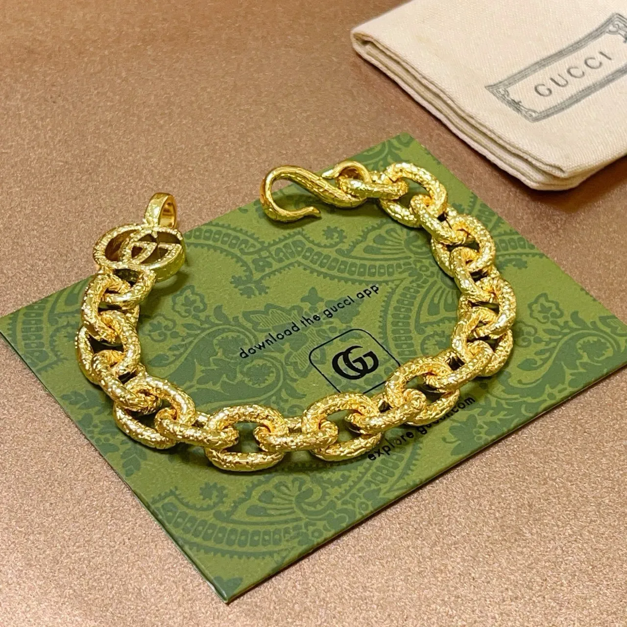Gucci Textured Oval Link Gold Bracelet 3