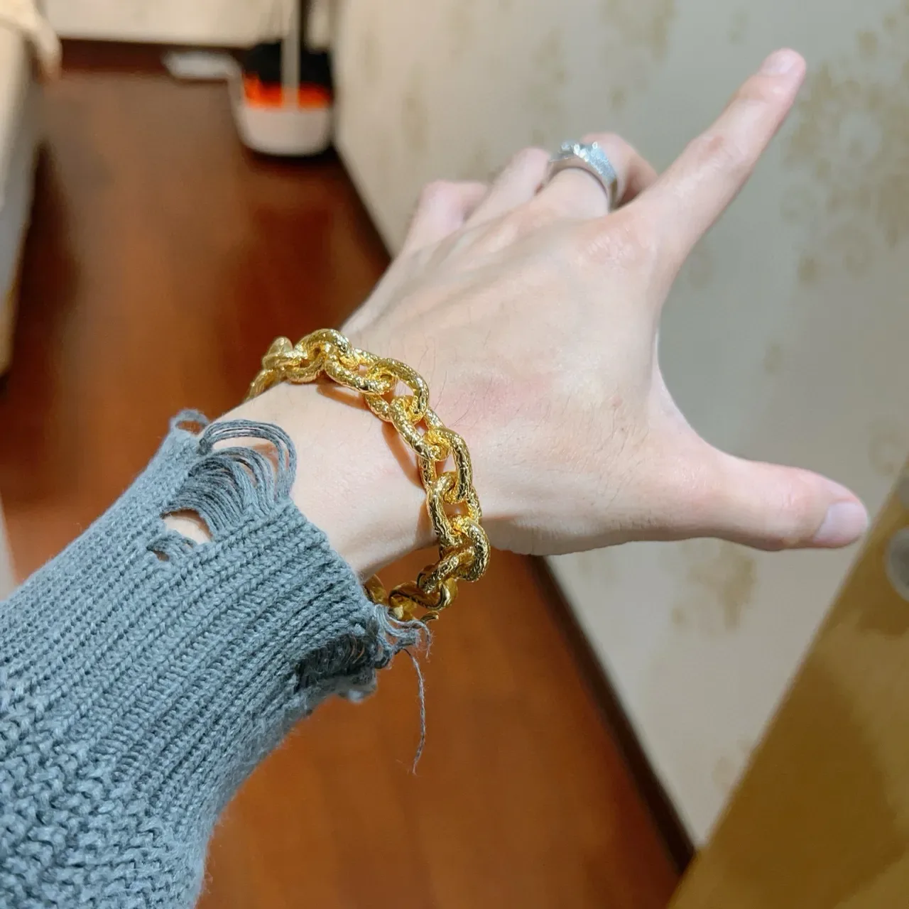 Gucci Textured Oval Link Gold Bracelet 4