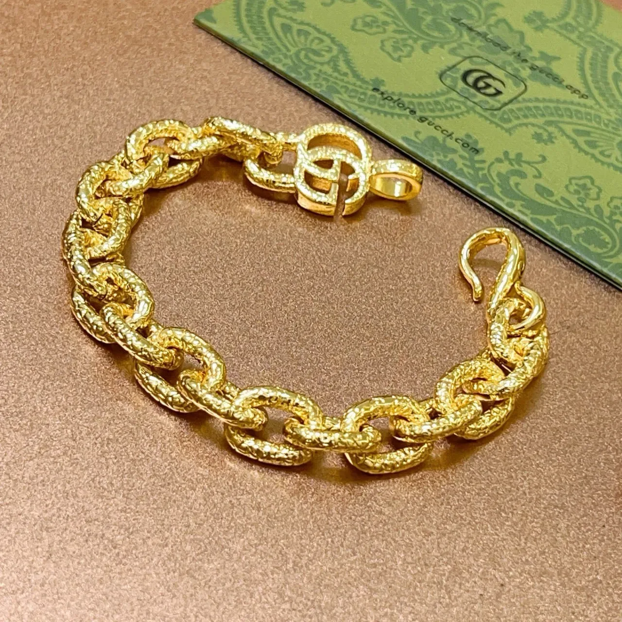 Gucci Textured Oval Link Gold Bracelet 5
