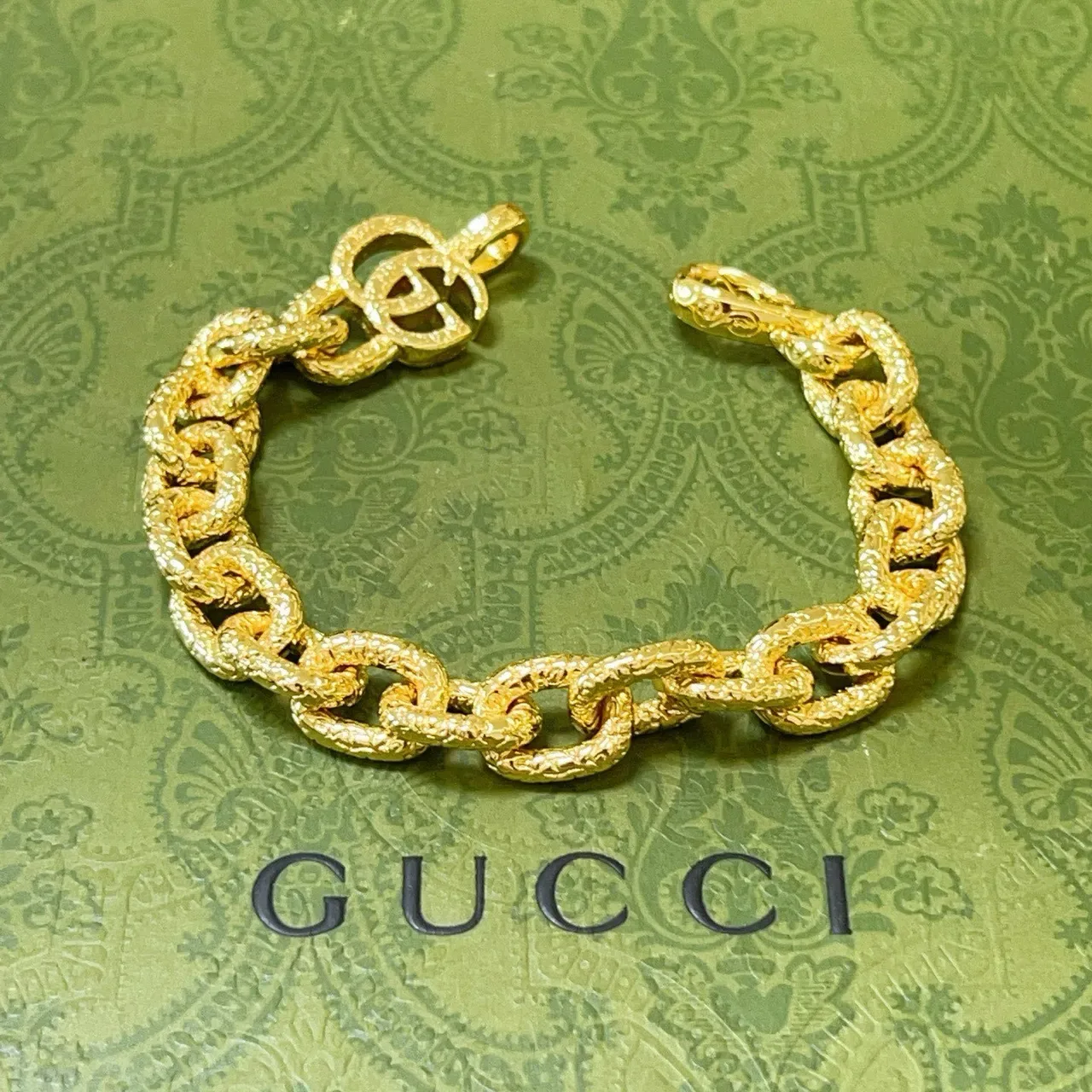 Gucci Textured Oval Link Gold Bracelet 6