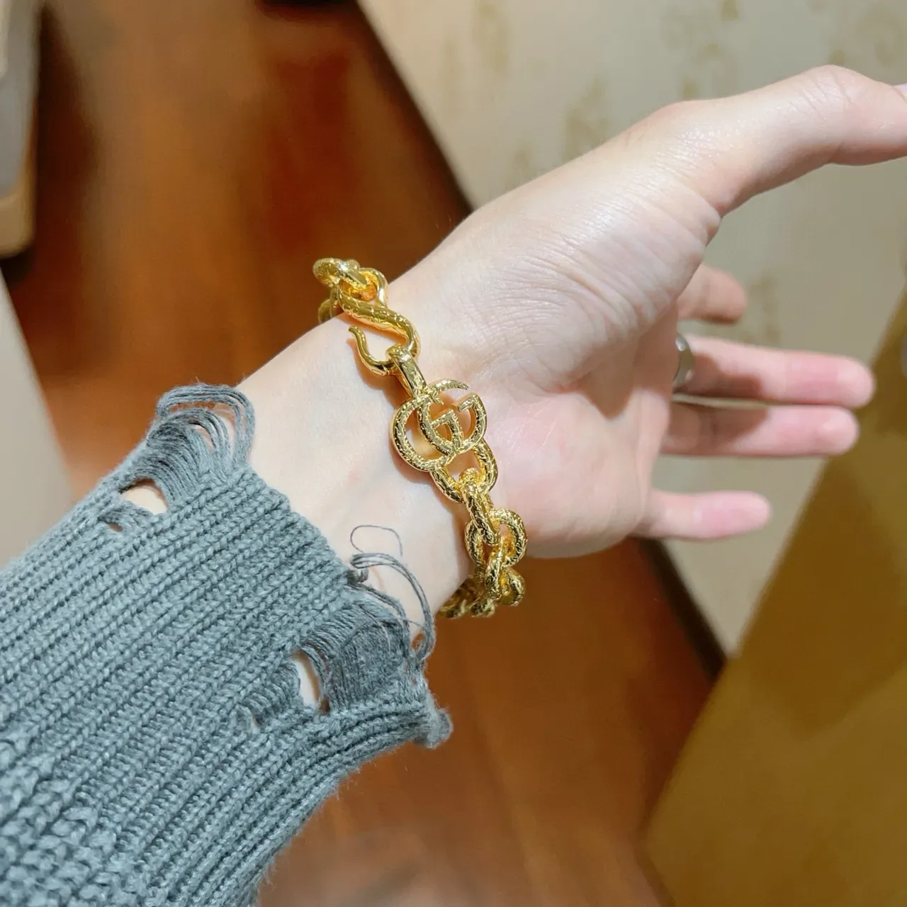 Gucci Textured Oval Link Gold Bracelet 7
