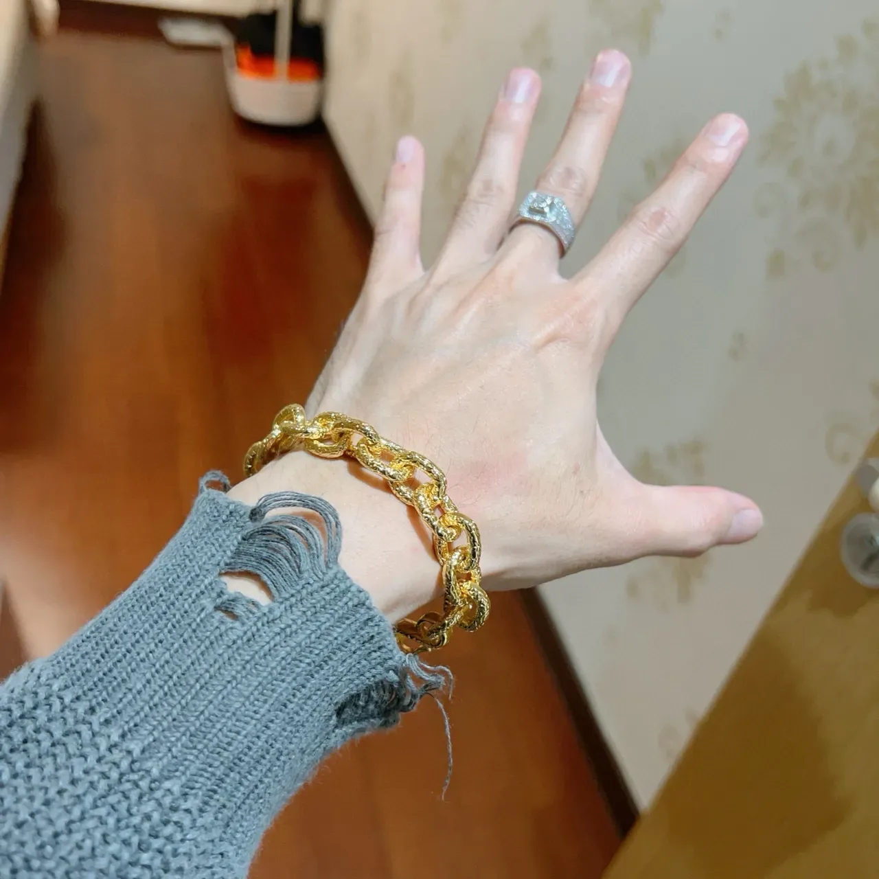 Gucci Textured Oval Link Gold Bracelet 8