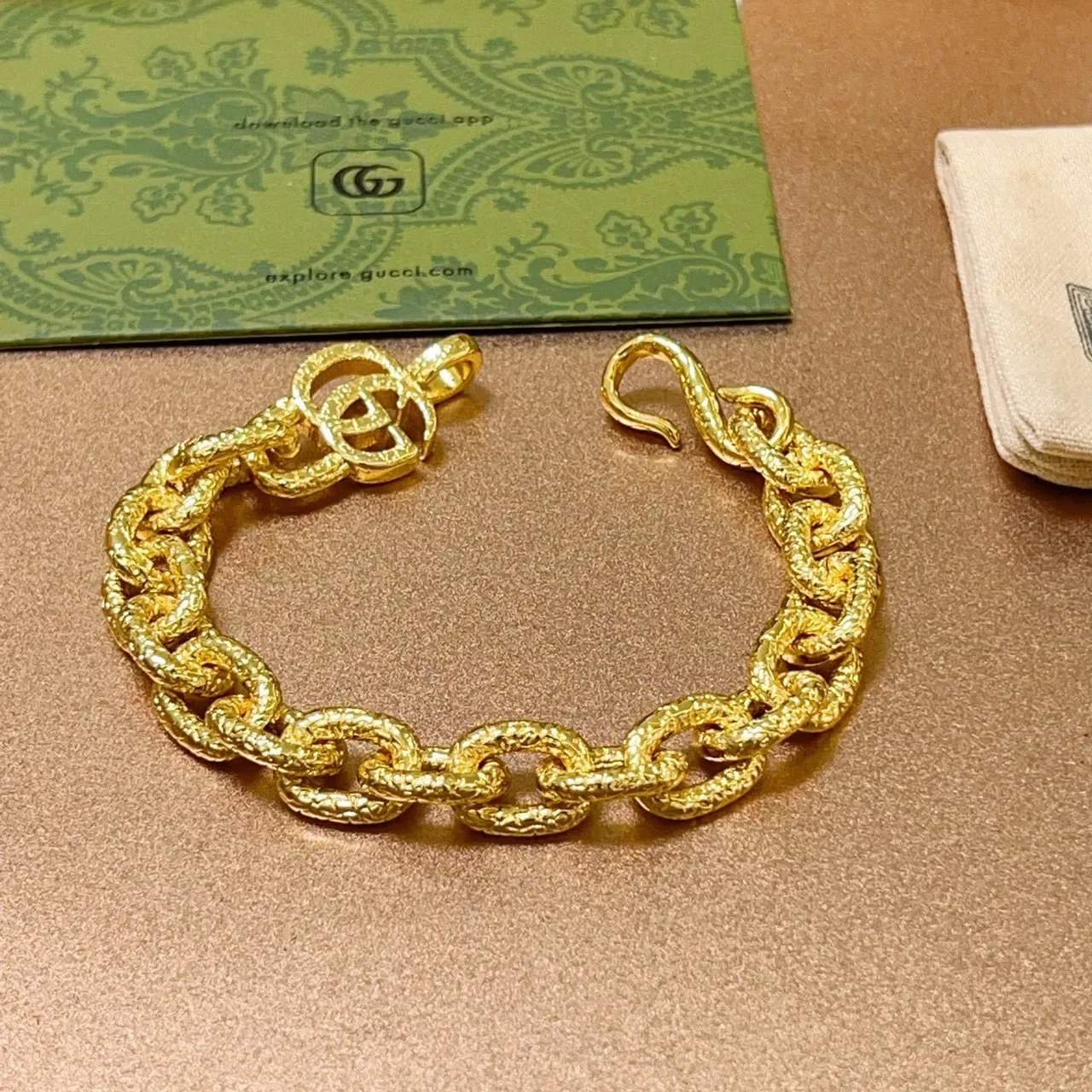Gucci Textured Oval Link Gold Bracelet 9