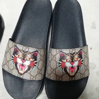 Gucci Tiger Slide काला और भूरा GG Supreme चप्पल