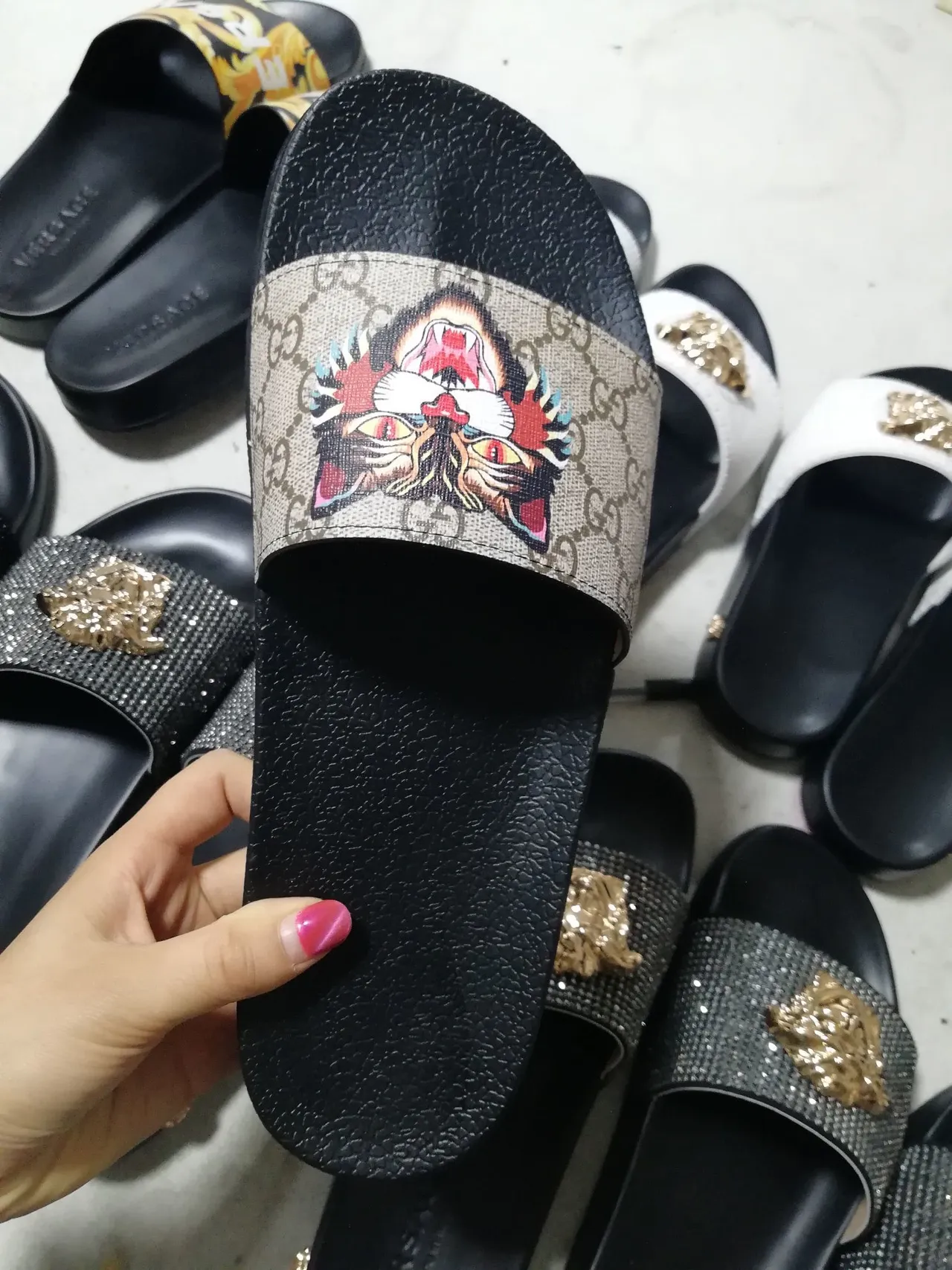 Gucci Tiger Slide noir et beige GG Supreme pantoufles 2