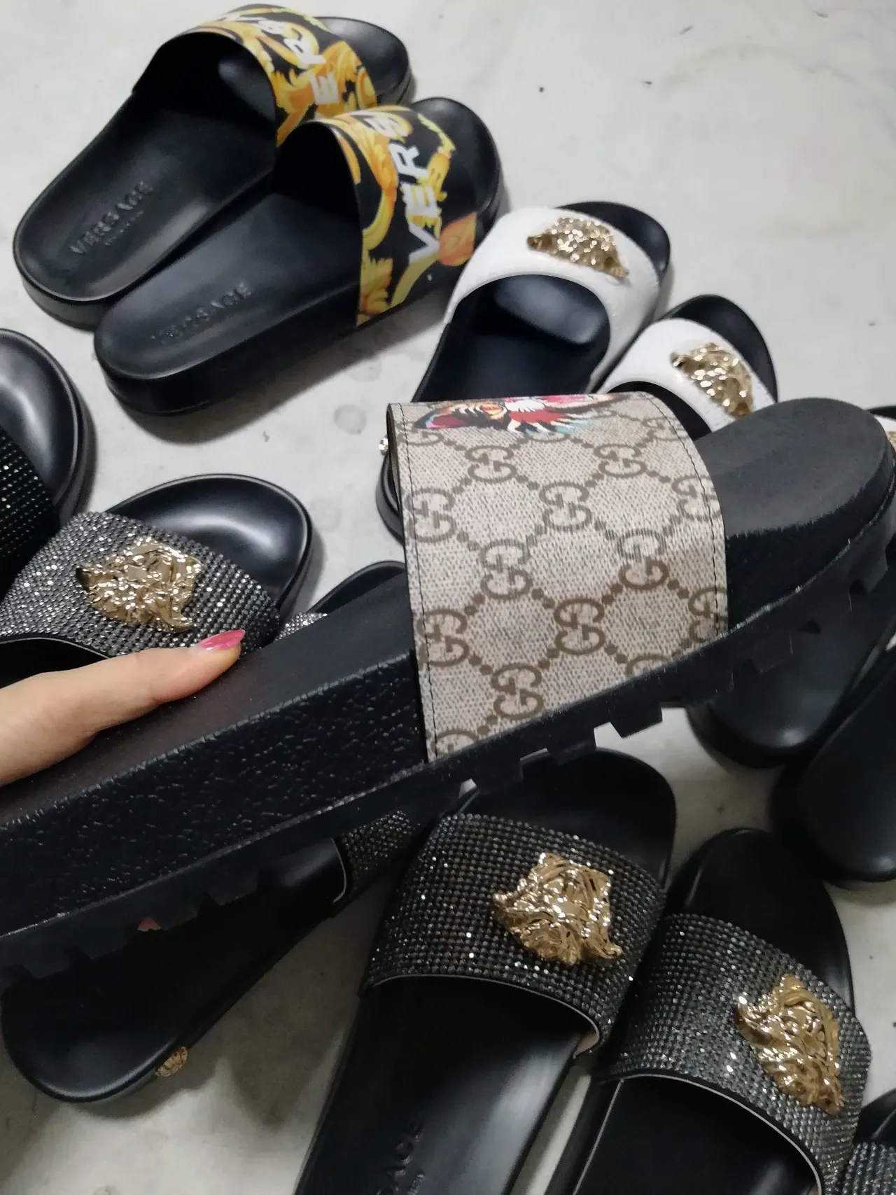 Gucci Tiger Slide noir et beige GG Supreme pantoufles 3