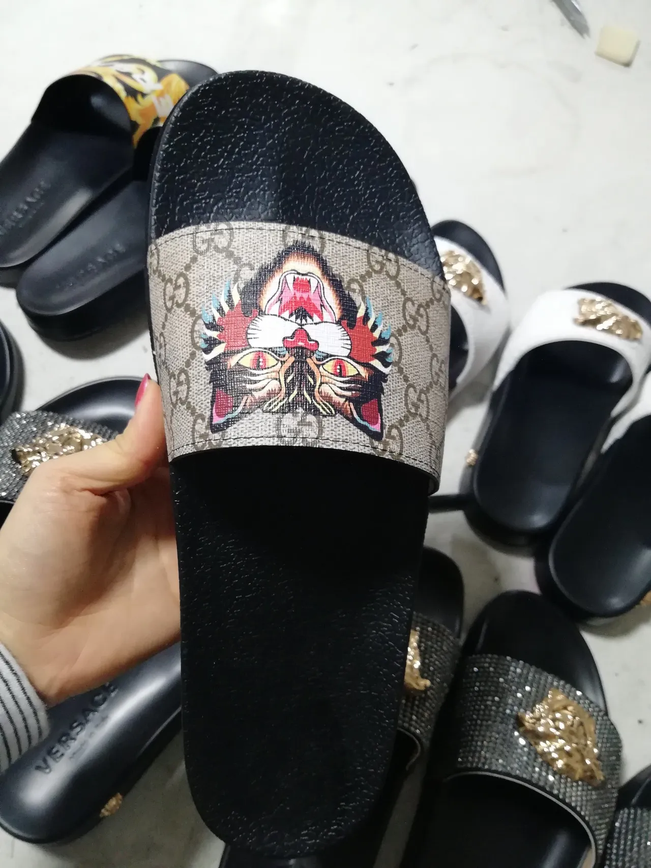 Gucci Tiger Slide noir et beige GG Supreme pantoufles 4