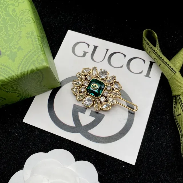 Broche Gucci blanc et vert en forme de camélia ornée de cristaux 2