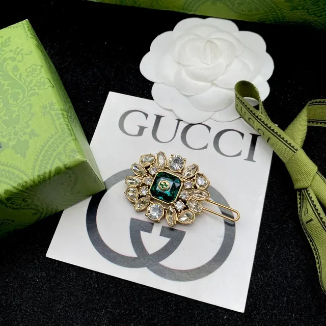Broche Gucci blanc et vert en forme de camélia ornée de cristaux 3