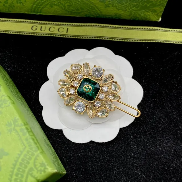Broche Gucci blanc et vert en forme de camélia ornée de cristaux 4