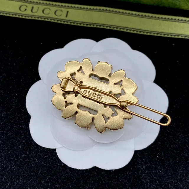 Broche Gucci blanc et vert en forme de camélia ornée de cristaux 5